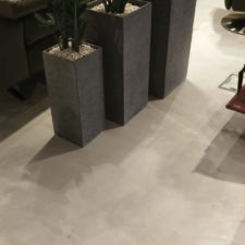 Licht und Schattenspiel auf Mikrozement-Boden im Detail