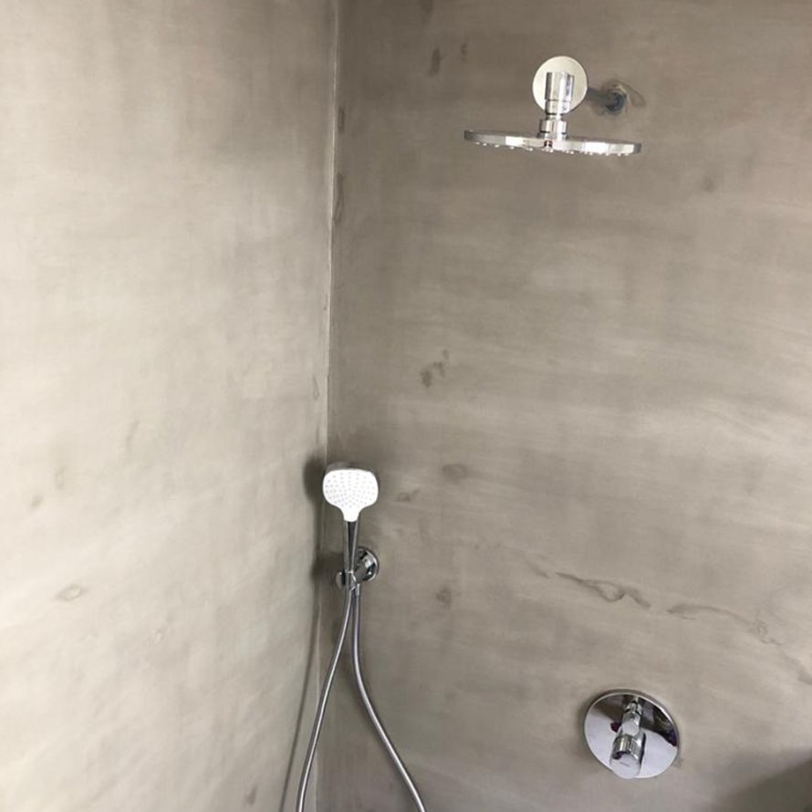 Blick in eine Dusche mit integrierten Armaturen