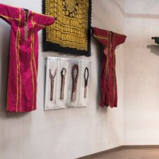 bunte Exponate vor hellgrauer Wand