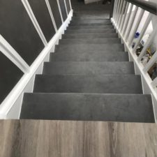 Blick von oben auf die sanierte Treppe mit anthraziten Stufen