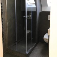 Boden und Duschbereich in dunklem Mikrozement