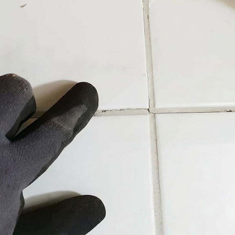 Fliesenwand wird begutachtet