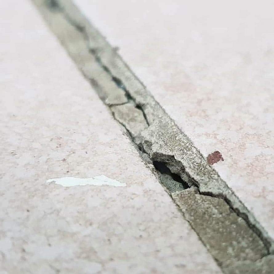 Fliesenfuge mit Riss im Detail