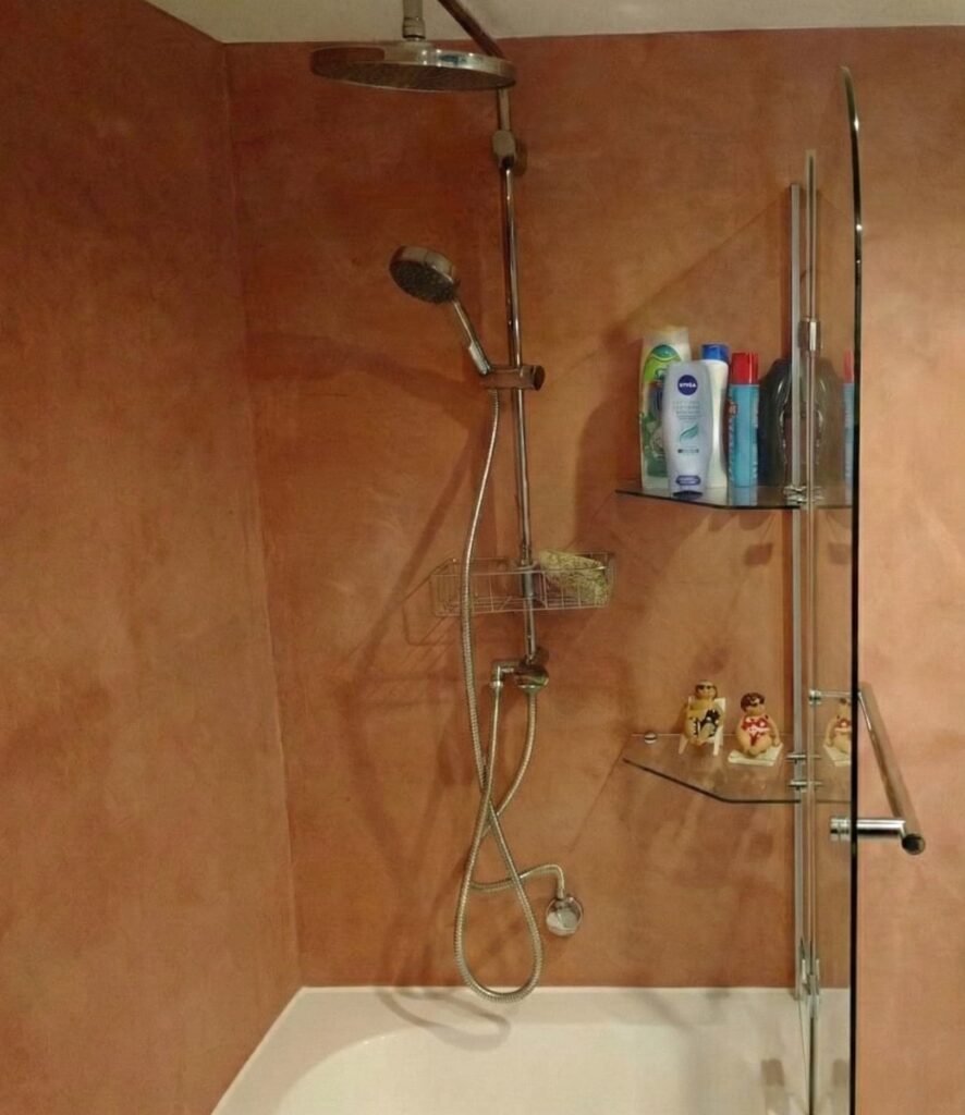 Marmori Mikrozement Rot Colorado wirkt Orange Badewanne & Duschbereich